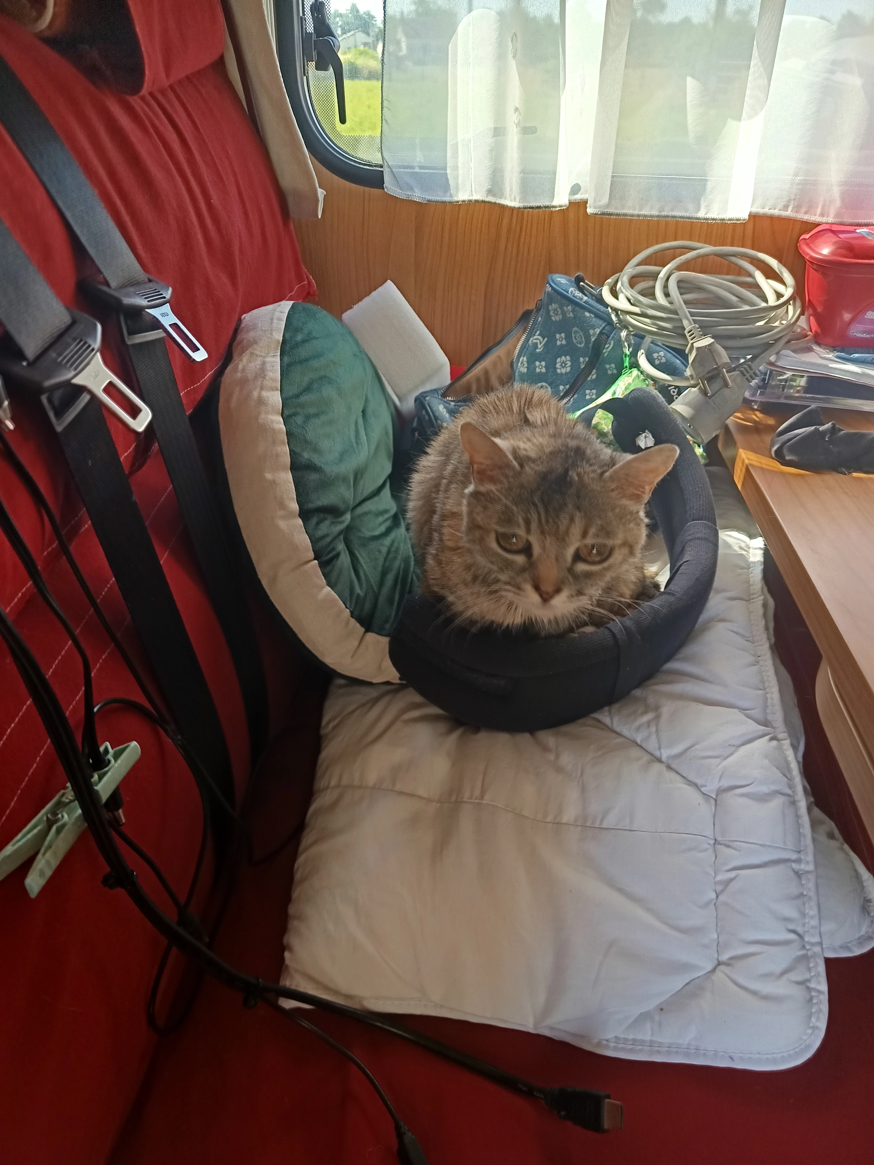 Nounoune  - Le Poste, Vias